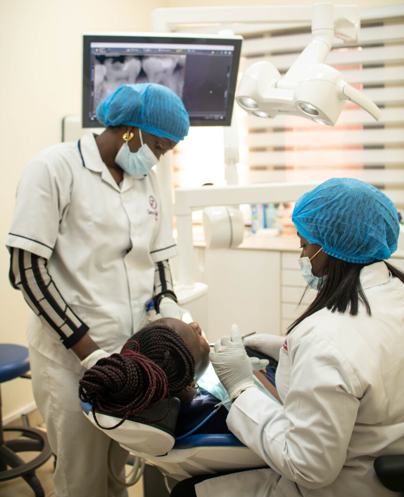 Parce qu'un beau sourire est le reflet d'une bonne santé, notre service de dentisterie vous offre des soins de haute qualité dans un cadre confortable et rassurant.